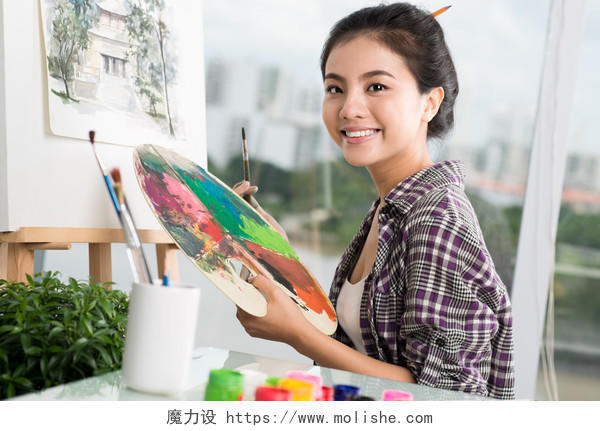 调色板在前景上的手幸福的艺术家的肖像
